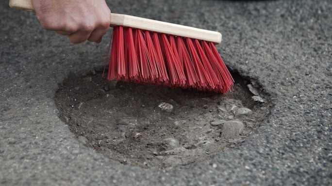 Vorher nacher Reparatur Schlagloch mit 2R Kaltasphalt