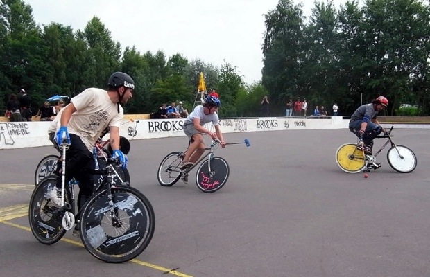 Athleten aus der ganzen Welt kämpfen um den Weltmeistertitel im Bike-Polo. 